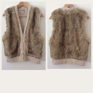 ✨HP✨Forever 21 Sweater Vest Faux Fur Tan
